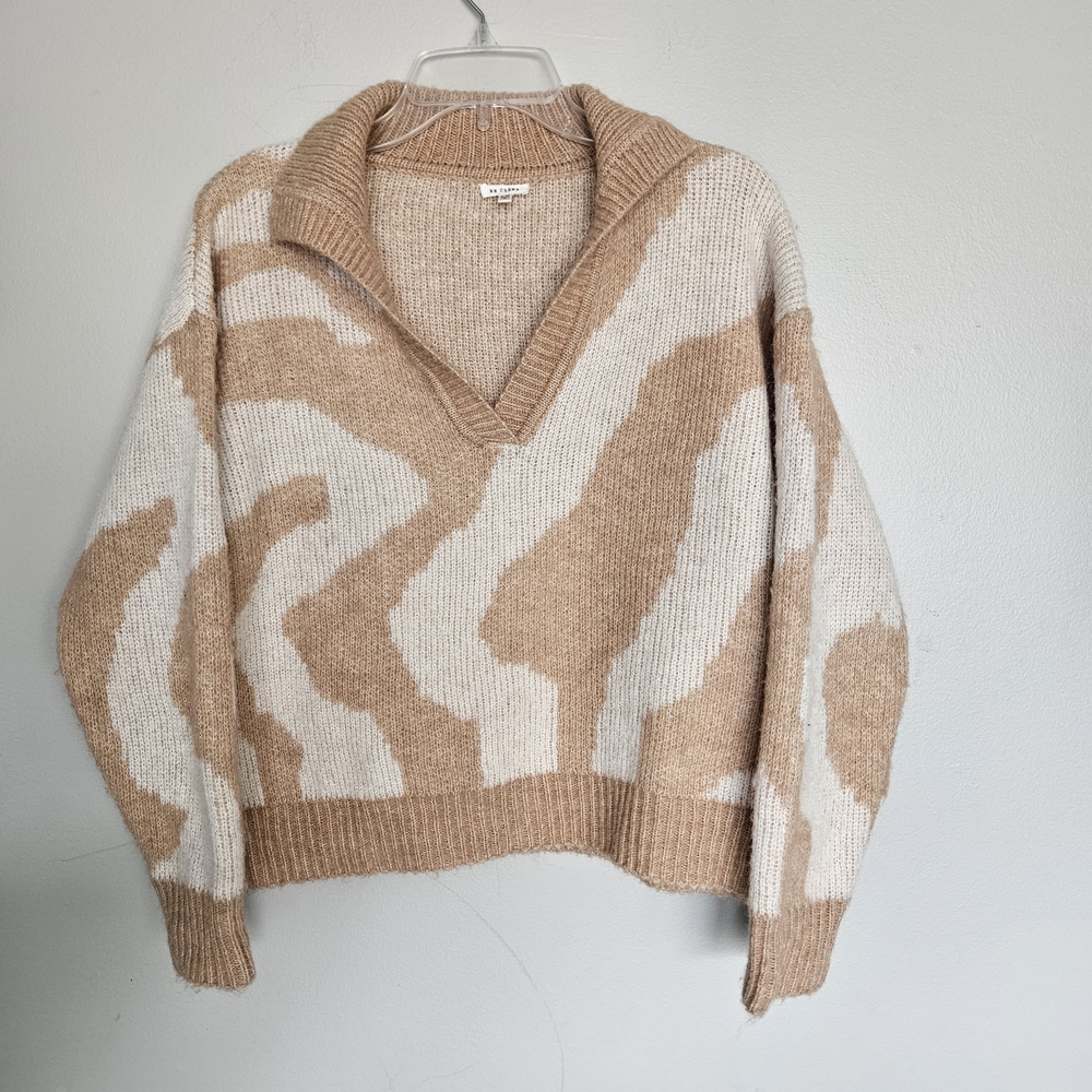 En Crème Elegant V-Neck Sweater in Tan and Cream Small/medium